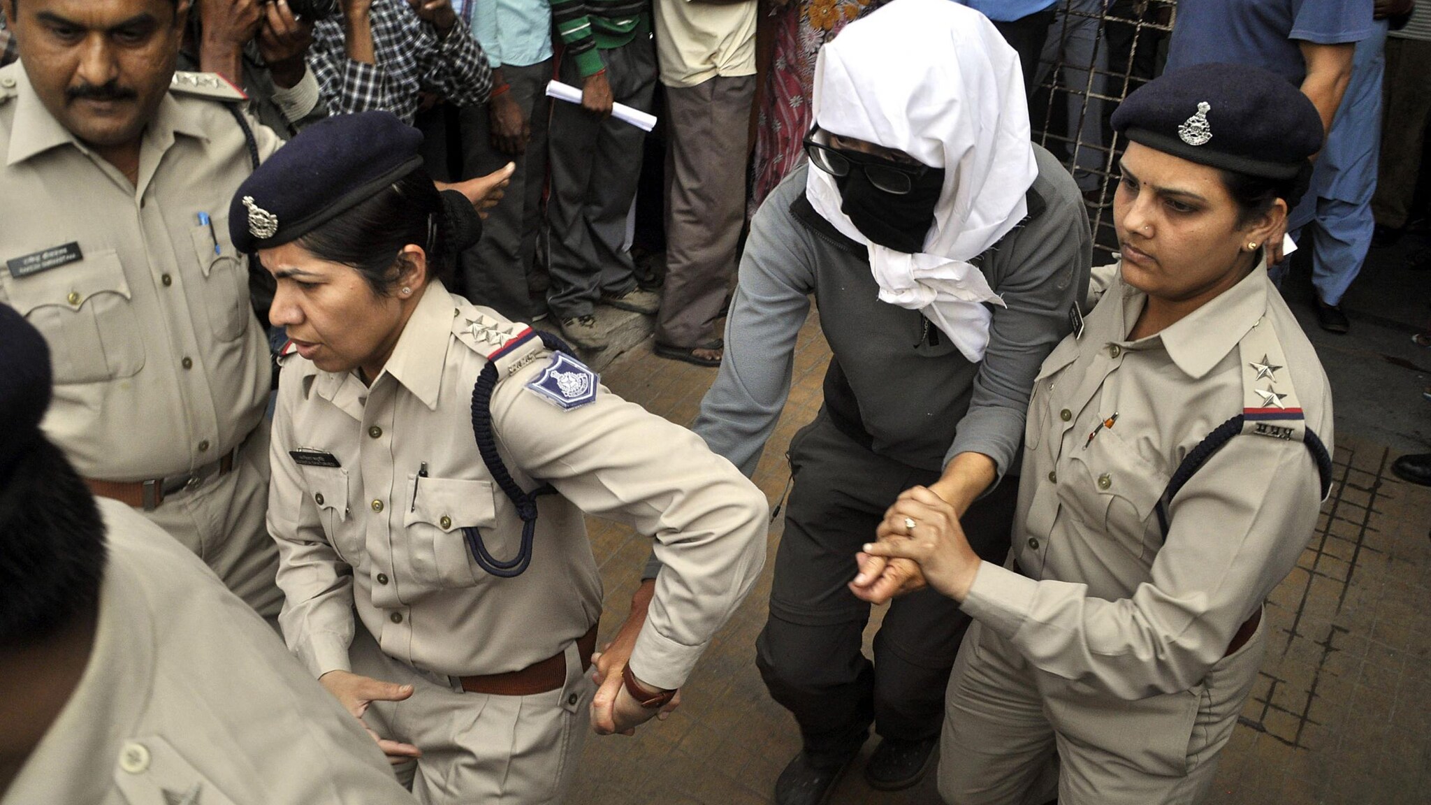 La donna di 39 anni che è stata violentata dal branco mentre era in vacanza col marito nella regione del Madhya Pradesh ha chiesto che i suoi stupratori – arrestati nei giorni scorsi – non siano condannati a morte.