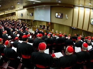 Al via in Vaticano le congregazioni generali dei cardinali, primo passo per eleggere il nuovo Papa. Al primo incontro sono stati presenti 142 cardinali su 207, di cui 103 gli elettori. I cardinali riuniti hanno fatto giuramento di segretezza.