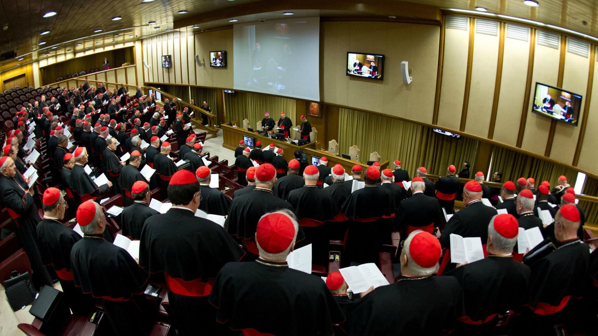Al via in Vaticano le congregazioni generali dei cardinali, primo passo per eleggere il nuovo Papa. Al primo incontro sono stati presenti 142 cardinali su 207, di cui 103 gli elettori. I cardinali riuniti hanno fatto giuramento di segretezza.