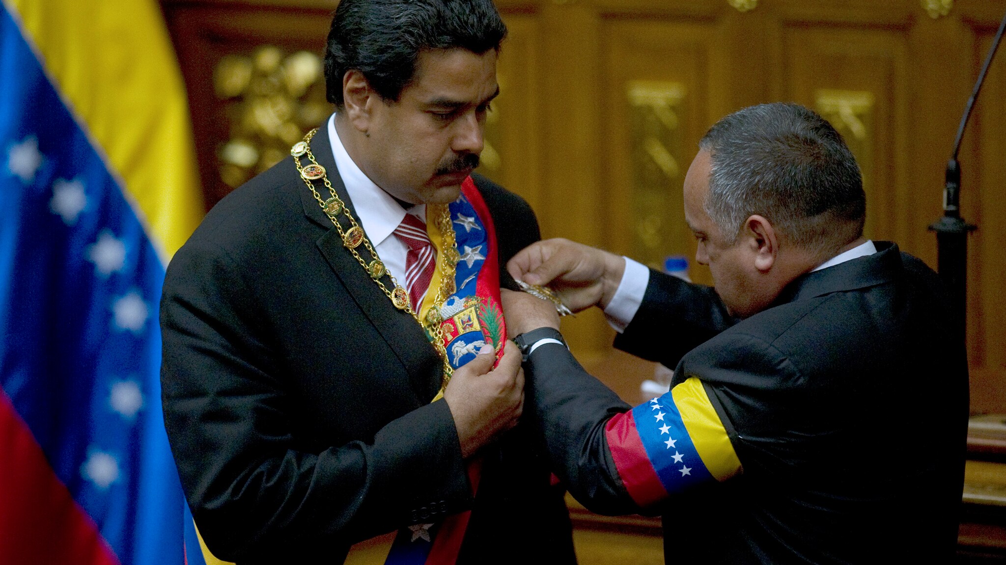 Il vicepresidente venezuelano Nicolas Maduro ha giurato davanti all’Assemblea Nazionale per assumere i poteri di presidente ad interim. La cerimonia a poche ore dai funerali di Hugo Chavez. La contestazione: “Nessuno ti ha eletto”.
