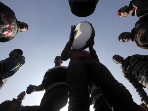 In Egitto, nel giorno del secondo anniversario della rivoluzione, in piazza Tahrir sono state violentate decine di donne egiziane e straniere. Violentate da gruppi di uomini, sotto gli occhi della folla giunta a manifestare. Il terribile racconto di una di queste donne, una ragazza italiana residente al Cairo, sposata con un egiziano.