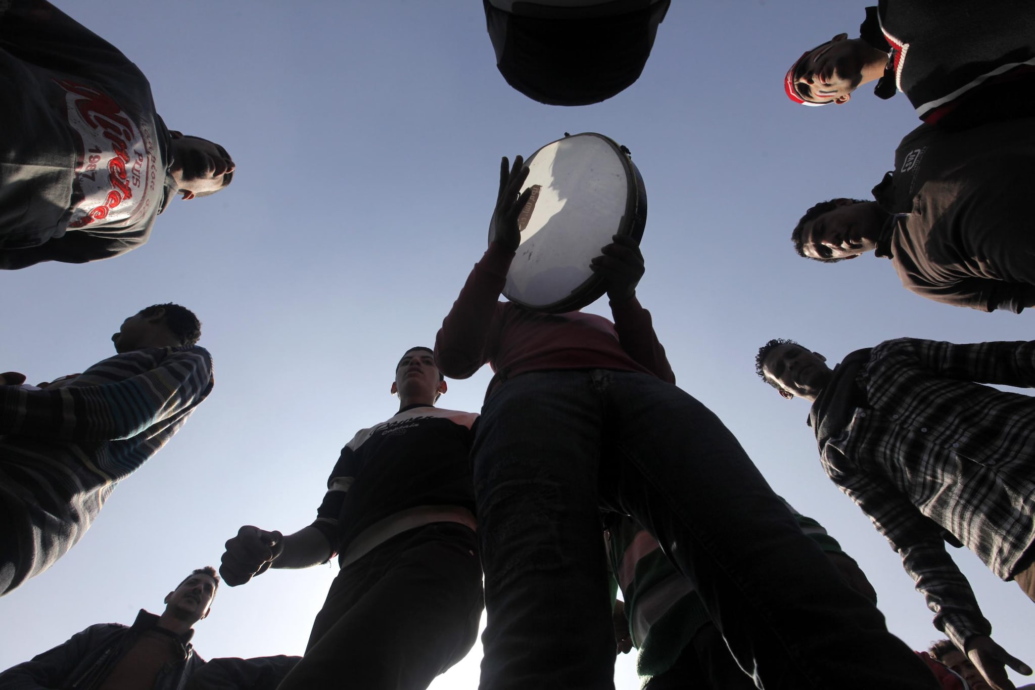 In Egitto, nel giorno del secondo anniversario della rivoluzione, in piazza Tahrir sono state violentate decine di donne egiziane e straniere. Violentate da gruppi di uomini, sotto gli occhi della folla giunta a manifestare. Il terribile racconto di una di queste donne, una ragazza italiana residente al Cairo, sposata con un egiziano.