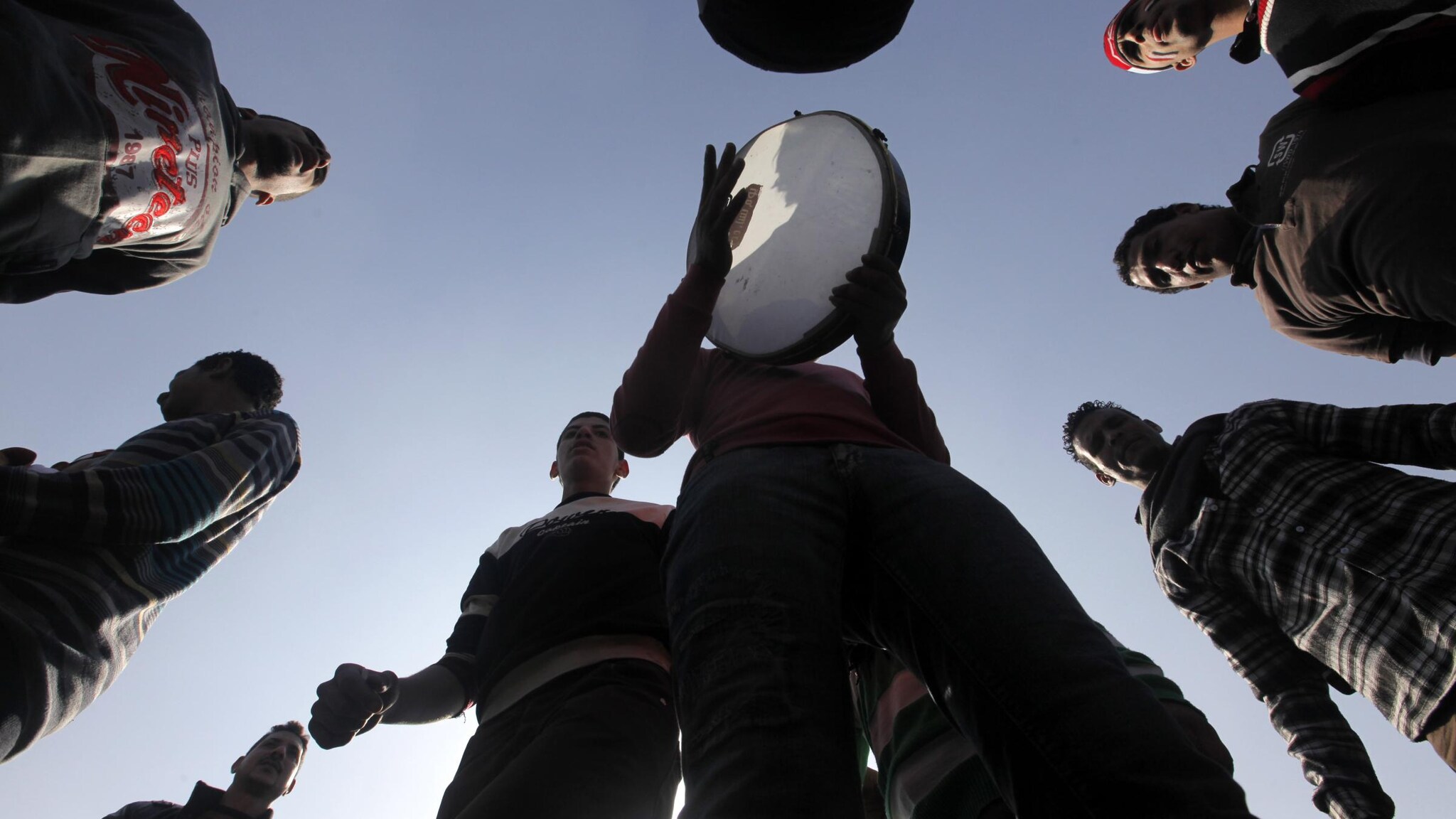 In Egitto, nel giorno del secondo anniversario della rivoluzione, in piazza Tahrir sono state violentate decine di donne egiziane e straniere. Violentate da gruppi di uomini, sotto gli occhi della folla giunta a manifestare. Il terribile racconto di una di queste donne, una ragazza italiana residente al Cairo, sposata con un egiziano.