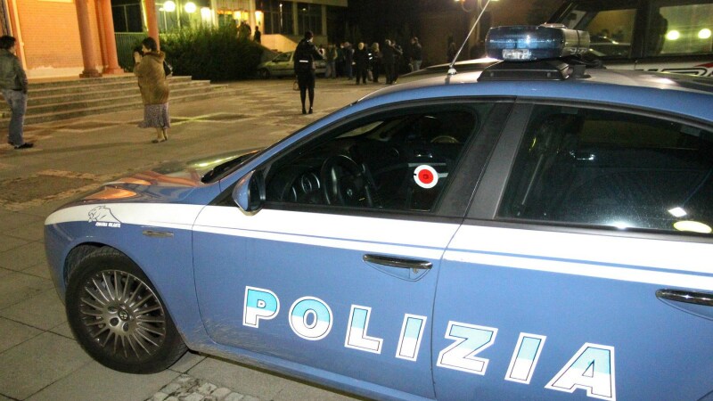 L’aggressione alle 4 del mattino a Napoli: la vittima, secondo la testimonianza del fratello, ha reagito alla rapina e i ladri gli hanno così sparato due colpi. Uno gli ha trapassato il collo, l’altro lo ha colpito al fianco.