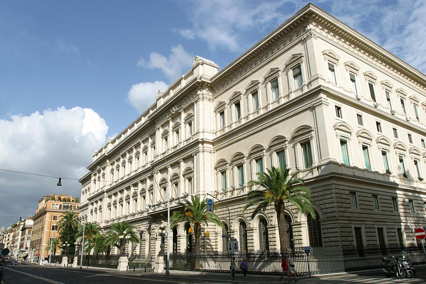 Bankitalia: "Ridurre le tasse e ridistribuire il carico fiscale, nuova manovra dal 2015"