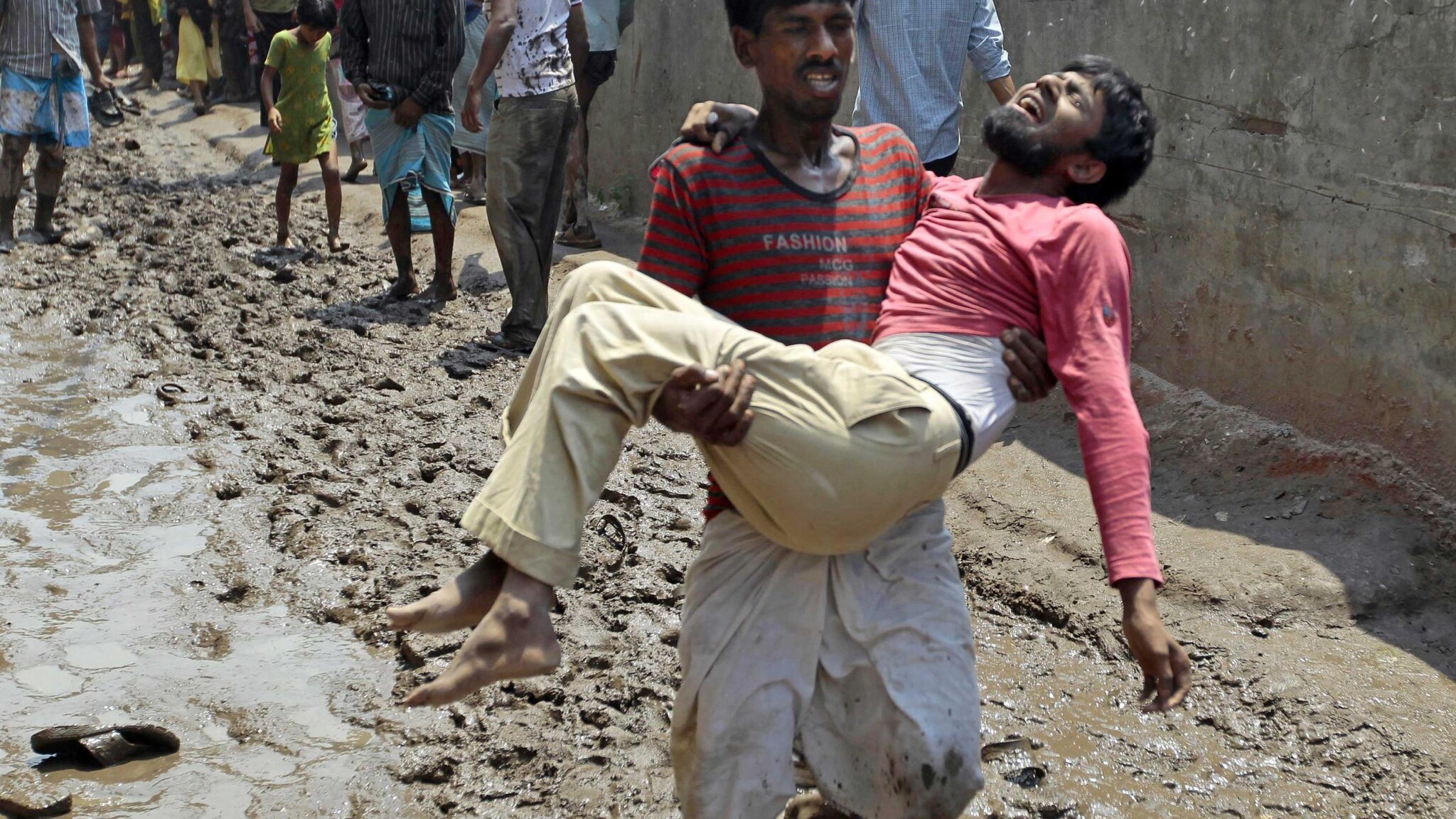 È di oltre cento morti il tragico bilancio del crollo di un palazzo di otto piani, che ospitava fabbriche ed esercizi commerciali, avvenuto alla periferia di Dacca. Circa 600 i feriti. Soccorsi al lavoro nella speranza di trovate superstiti ancora in vita.