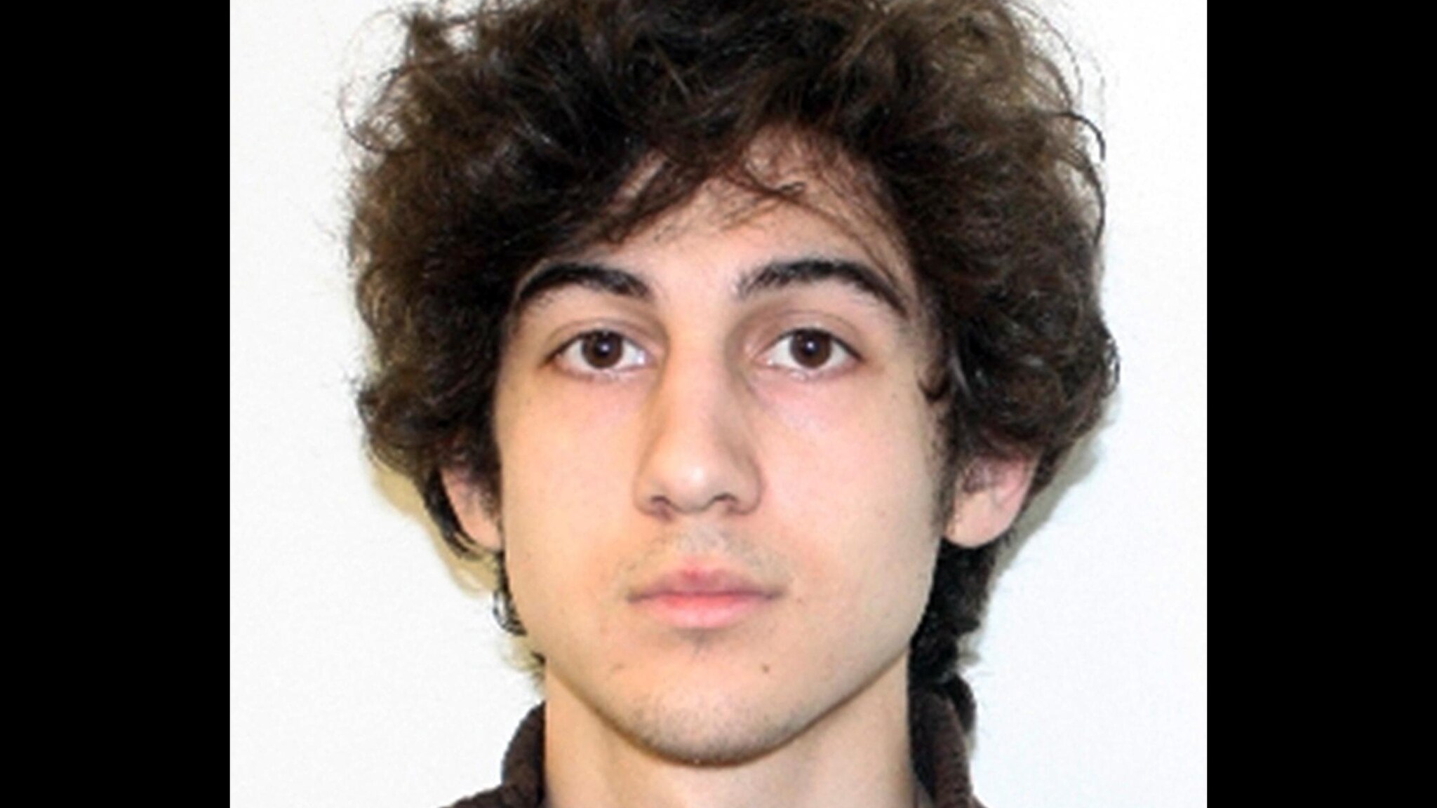 Dzhokhar Tsarnaev, l’unico dei due attentatori ceceni della maratona ancora vivo, ha ripreso conoscenza e ha iniziato a fornire delle risposte agli investigatori. Ed è stato incriminato per uso di armi di distruzione di massa, accusa che prevede anche la pena capitale.