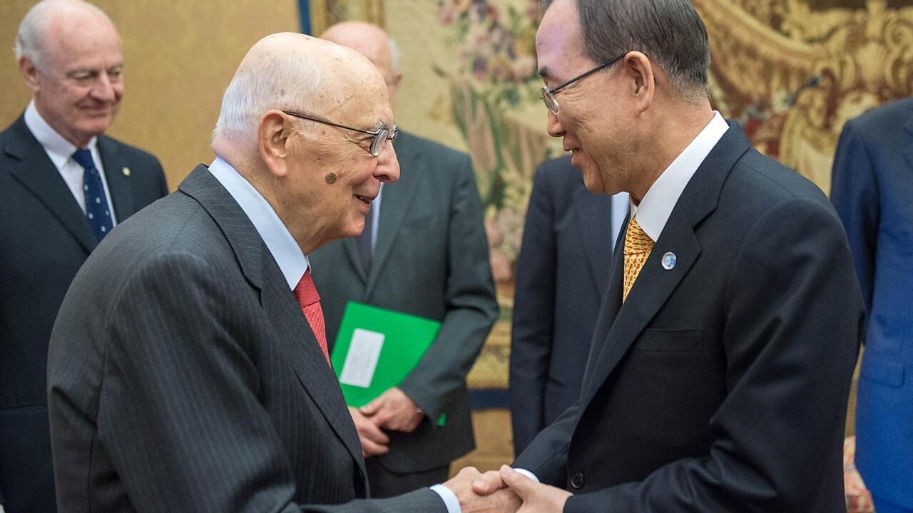 Il segretario generale dell’Onu ha fatto sapere di aver parlato con Napolitano di Latorre e Girone e ha invitato a risolvere la questione “con il dialogo”. Intanto il governo indiano ha detto che intende onorare l’impegno preso con l’Italia escludendo dunque la pena capitale.