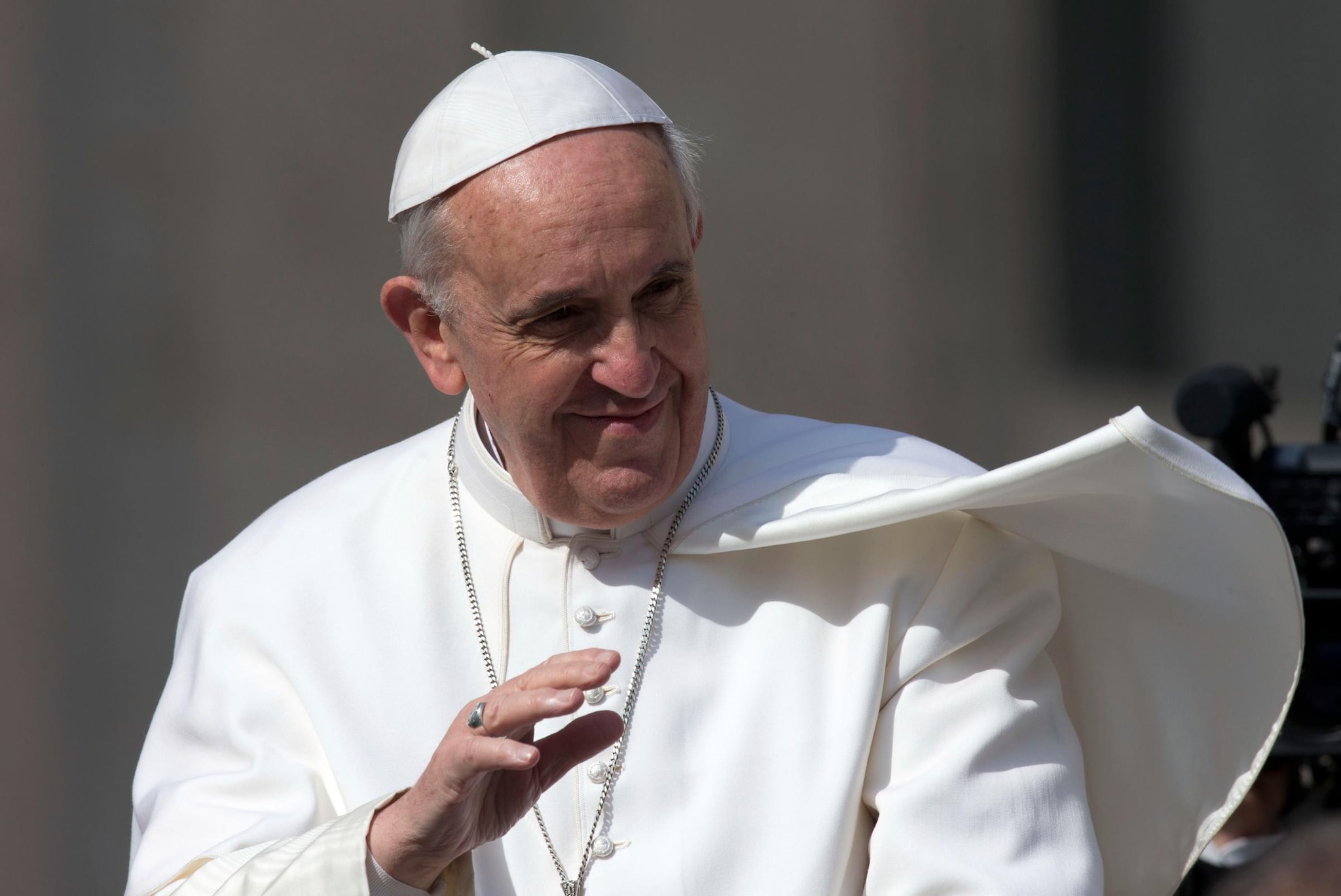 Il Papa è intervenuto oggi sulla banca vaticana durante la messa a Santa Marta. “Quando la Chiesa vuol vantarsi della sua quantità e fa delle organizzazioni e diventa un po' burocratica, perde la sua principale sostanza e rischia di trasformarsi in una ong. E la Chiesa è una storia d'amore”.