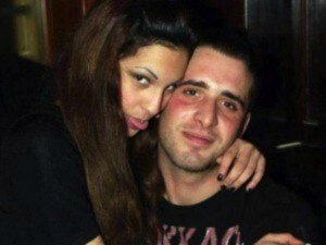 Ieri sono state arrestate due persone per il delitto compiuto a Perugia la notte tra il 25 e 26 marzo. Sono Riccardo e Valerio Menenti, il primo avrebbe ucciso Alessandro, suo figlio ed ex fidanzato di Julia Tosti sarebbe stato il mandante. Oggi l’interrogatorio in carcere.