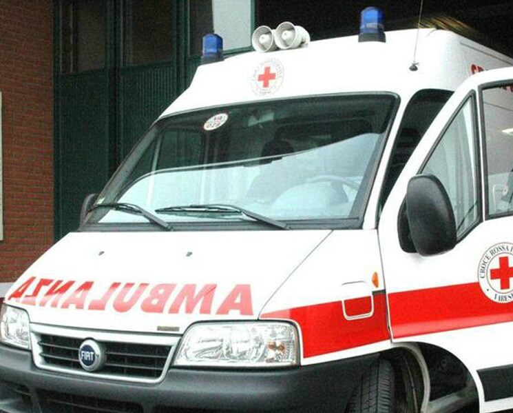 Era rientrato a casa dopo una serata trascorsa fuori quando la madre gli ha chiesto di chiudere una finestra. In quel momento è scivolato nel vuoto dal quarto piano. L’incidente del quartiere di Bagnoli.