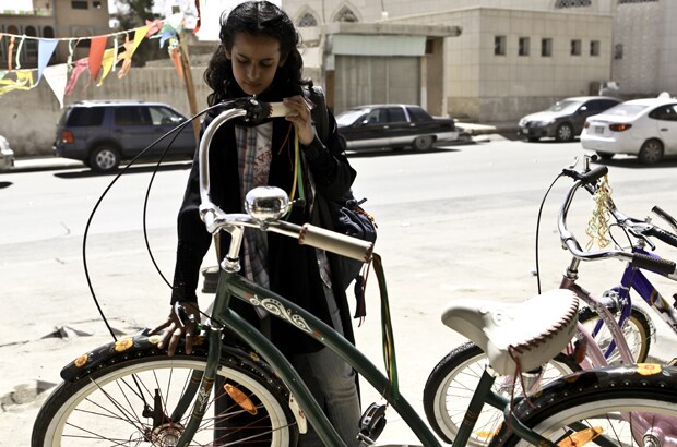 Arabia saudita: sì alle donne in bici, ma solo se accompagnate e coperte