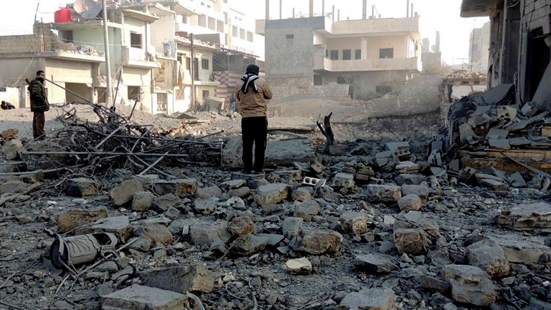 Sono almeno 300 i civili e 150 i ribelli uccisi dalle forze del regime siriano nei pressi di Damasco dopo cinque giorni di offensiva dell’esercito. L’Osservatorio Siriano per i Diritti Umani parla di corpi sfigurati e di un bilancio che potrebbe essere ancora più elevato.