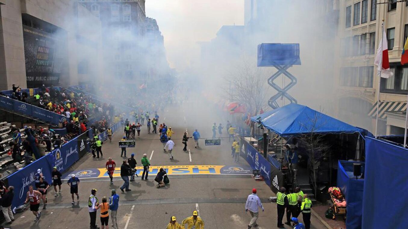 Le indagini dell’Fbi in merito all’attentato di due giorni fa avvenuto durante la Maratona proseguono a ritmo serrato. Al Washington Post il senatore repubblicano Saxby Chambliss ha parlato della pista del “terrorista interno”.