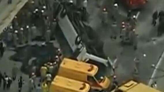 Il terribile incidente nel centro di Rio de Janeiro: un autobus carico di passeggeri è precipitato da un’altezza di 10 metri e almeno sette persone sono rimaste uccise. Ci sono anche diversi feriti.