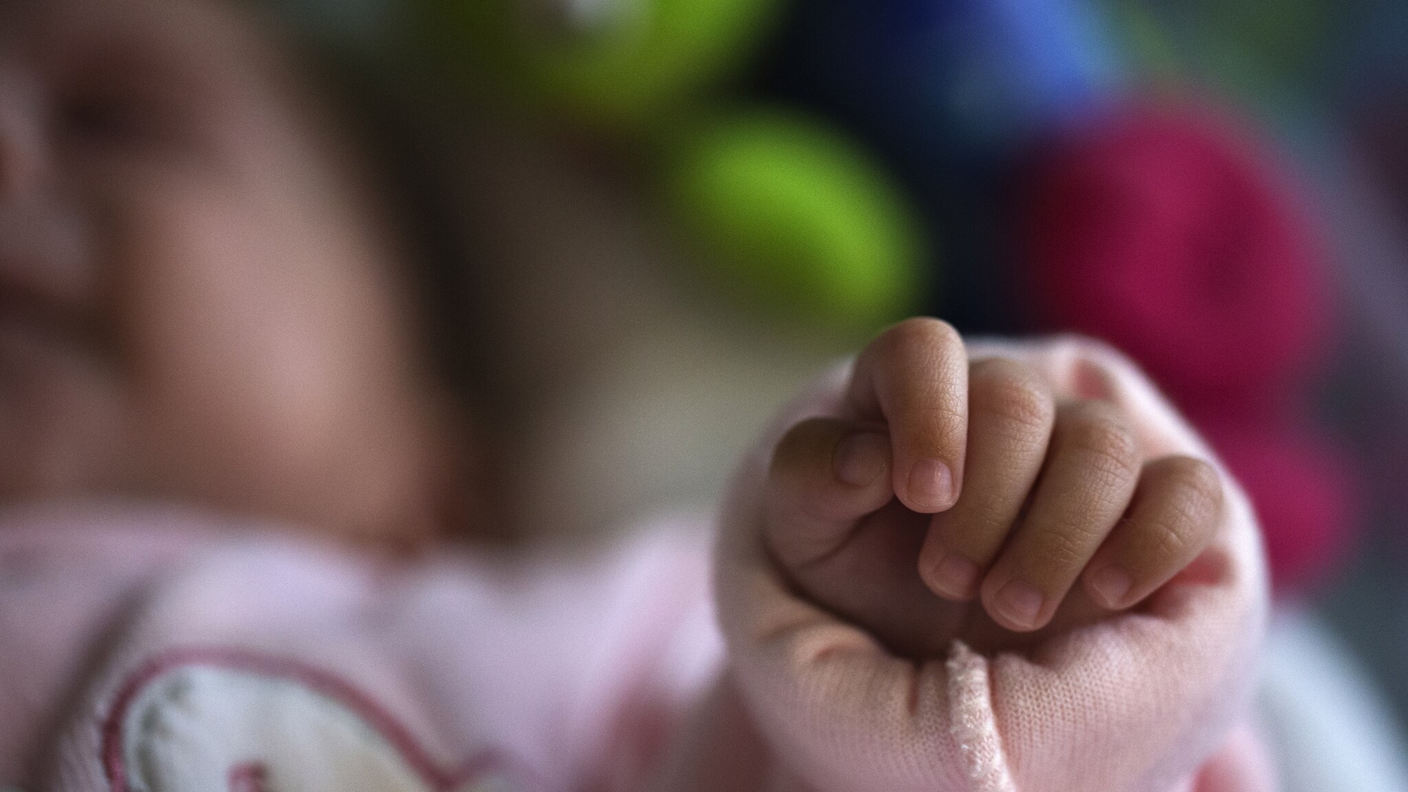 È una storia scioccante quella scoperta a Colliguay: la polizia ha trovato i resti carbonizzati di un bebè e ha arrestato quattro persone appartenenti a una setta. Avrebbero sacrificato il bambino per scongiurare la fine del mondo.