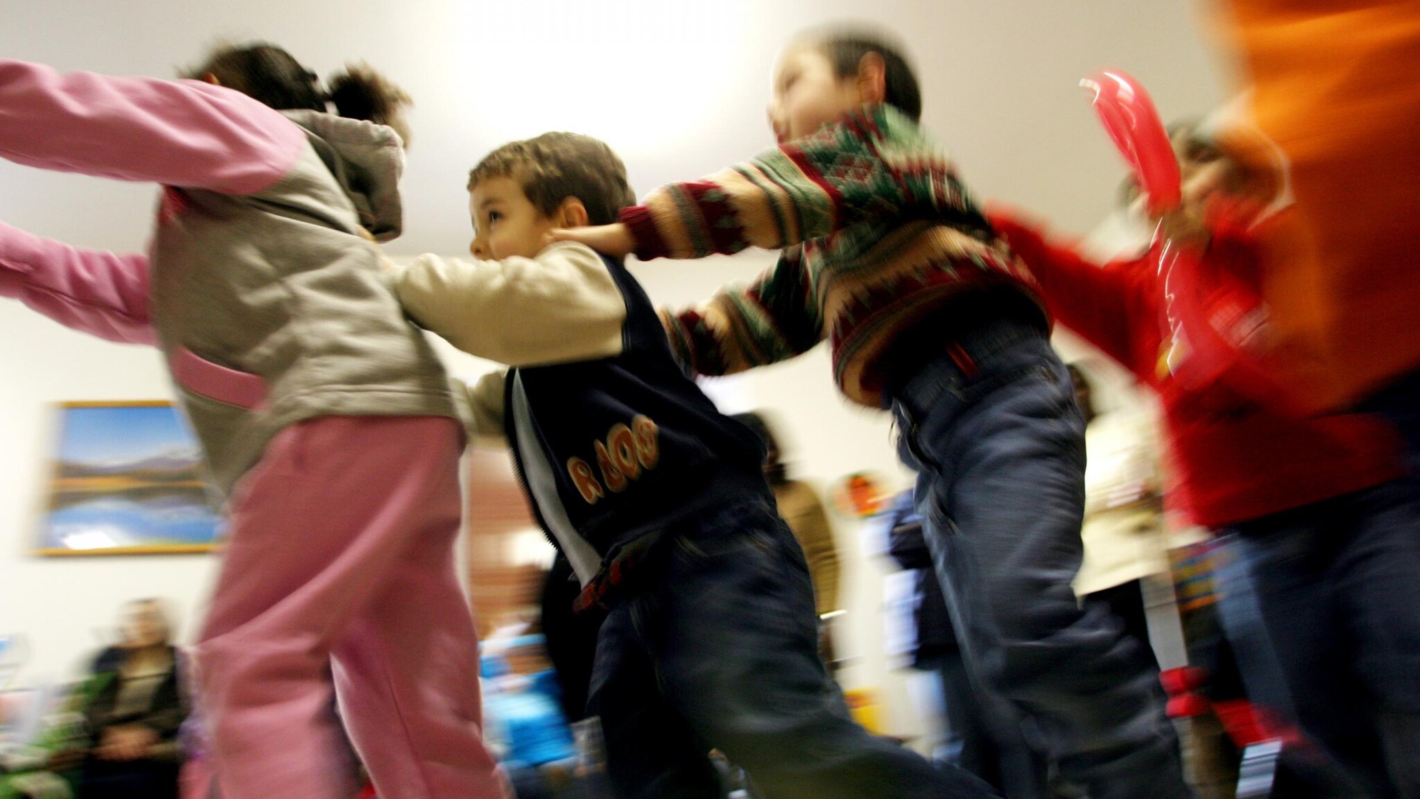 Il Rapporto Unicef mostra che il Belpaese occupa il 22esimo posto su 29 Paesi avanzati quando si parla di benessere dei bambini. Il 17% dei minori è sotto la soglia di povertà, molti giovani (l’11%) non sono iscritti a scuola, non lavorano né frequentano corsi di formazione.