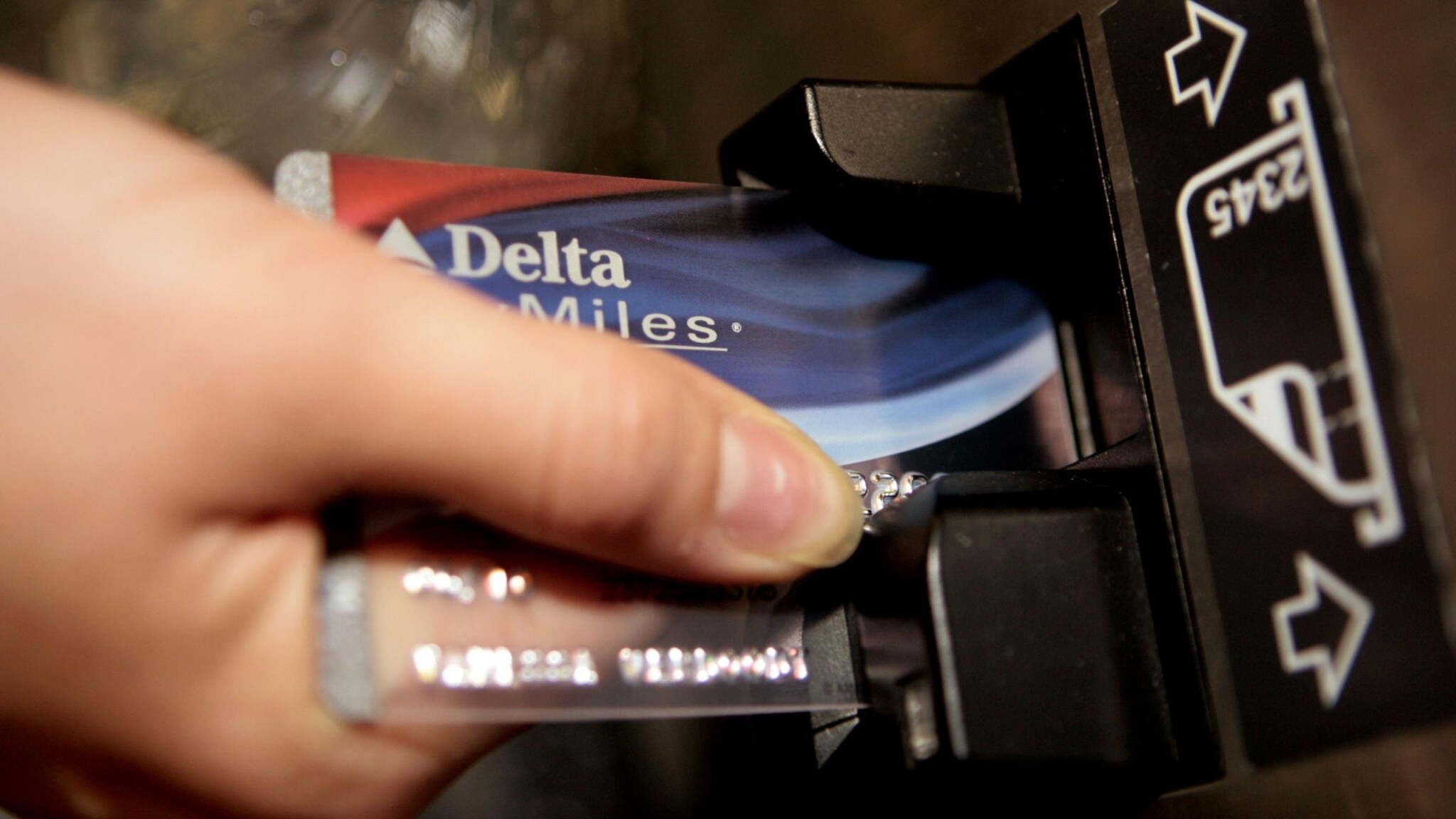 Polemiche per la decisione delle amministrazioni locali di dotare le persone più bisognose di strumenti finanziari elettronici con i quali sarà possibile comprare solo i beni di prima necessità. No assoluto a chi vuole soddisfare qualche “vizio” con i soldi dello Stato.