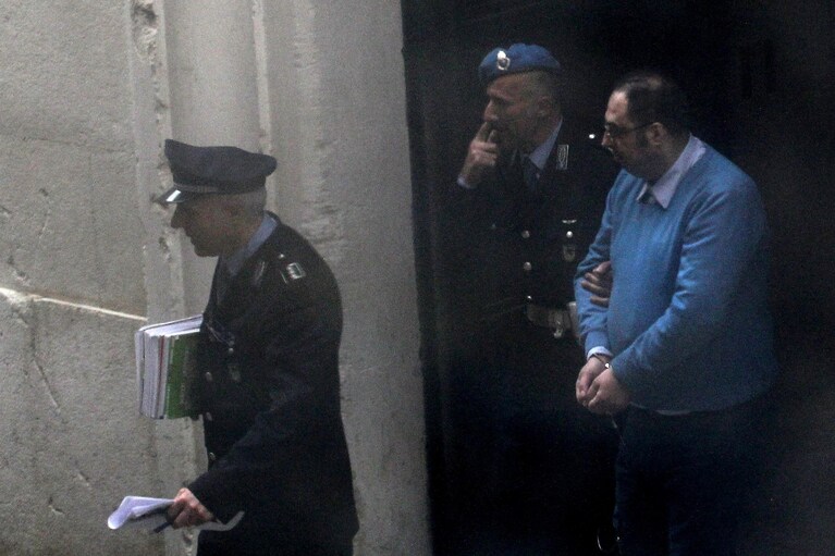 Va in scena a Salerno il processo d’appello per il delitto della studentessa di Potenza compiuto nel 1993. Unico indagato è Danilo Restivo, che ha letto una lettera lunga 29 pagine alla madre della vittima: “Non sono stato io, il vero assassino si costituisca”.
