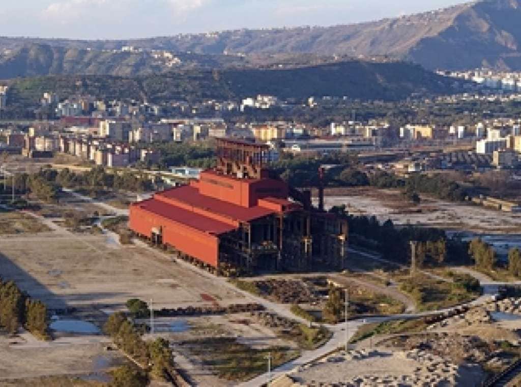 I carabinieri hanno eseguito un provvedimento di sequestro preventivo dei siti degli ex complessi industriali Italsider ed Eternit di Bagnoli, a Napoli. Una ventina gli indagati.