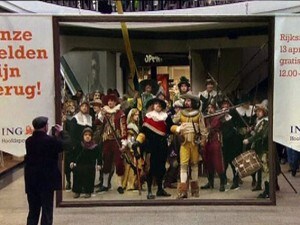 La Ronda di Notte di Rembrandt prende magicamente vita in un centro commerciale olandese, tra lo stupore dei presenti. E' il flash mob organizzato per celebrare la riapertura del Rijksmuseum ad Amsterdam, uno dei musei più belli d'Europa.