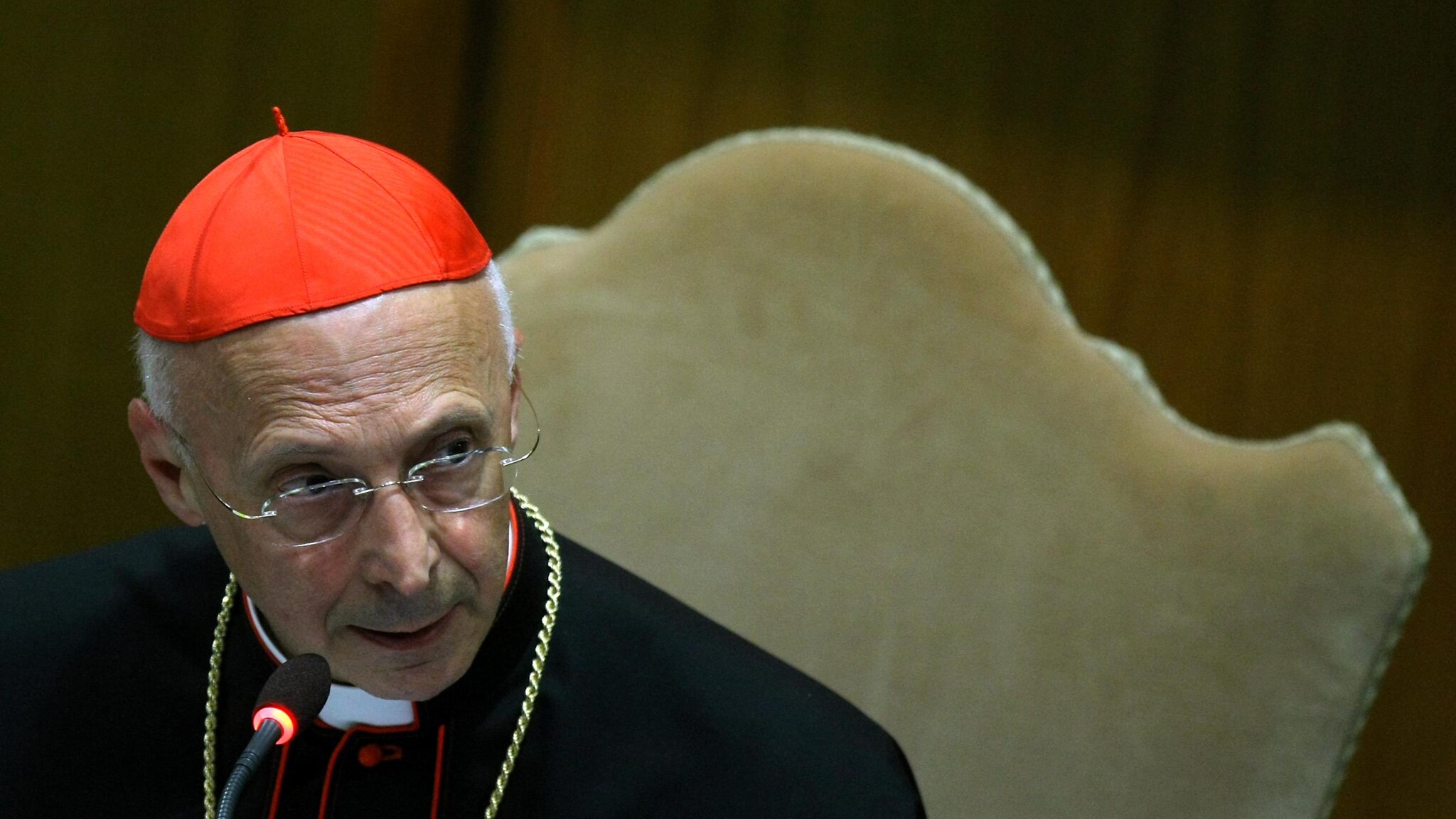 "La politica si decida a finirla con ogni indugio spesso immotivato e ad affrontare seriamente e decisamente i problemi della gente che non ne può più". Questa l’esortazione del presidente della Cei e arcivescovo di Genova, cardinale Angelo Bagnasco.