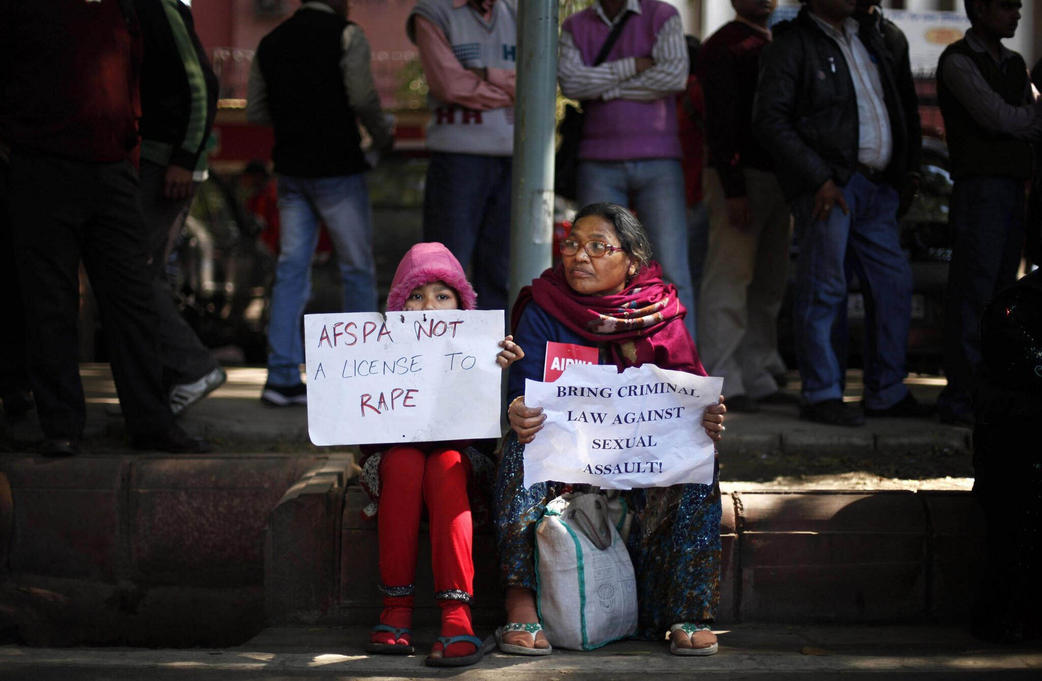 Una nuova violenza sessuale di gruppo a New Delhi, la vittima è una ragazza di venti anni trovata seminuda e in stato di parziale incoscienza nel sud della città.