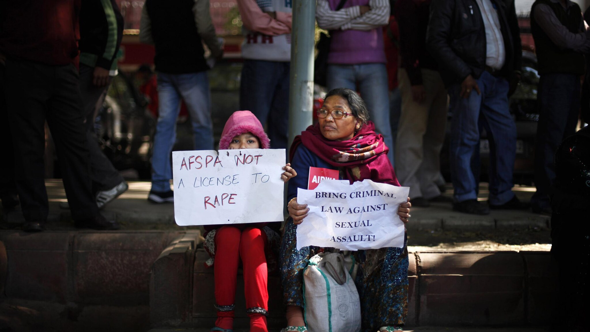 Una nuova violenza sessuale di gruppo a New Delhi, la vittima è una ragazza di venti anni trovata seminuda e in stato di parziale incoscienza nel sud della città.