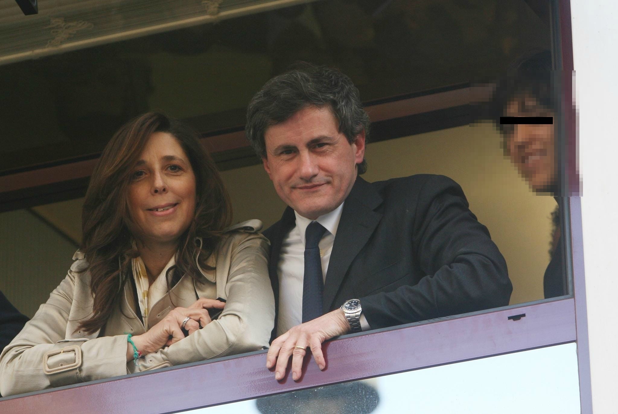 Il Fatto Quotidiano riporta la notizia di una novità nell’indagine sull’aggressione subita da un ragazzo da parte di un gruppo di giovani tra cui c’era anche Manfredi Alemanno, il figlio del sindaco di Roma. Due poliziotti sono indagati per aver coperto quella vicenda.