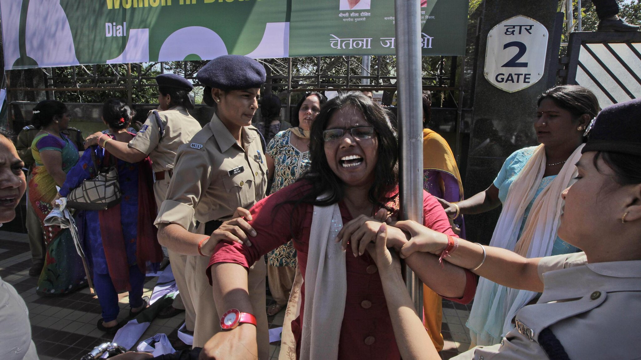 Non si arresta il clima di violenza contro le donne in India, non solo vittime di frequenti stupri. Martedì notte nello Stato di Uttar Pradesh quattro sorelle dai 19 ai 24 anni sono state vittime di un attacco all’acido da parte di due uomini. Grave una di loro.