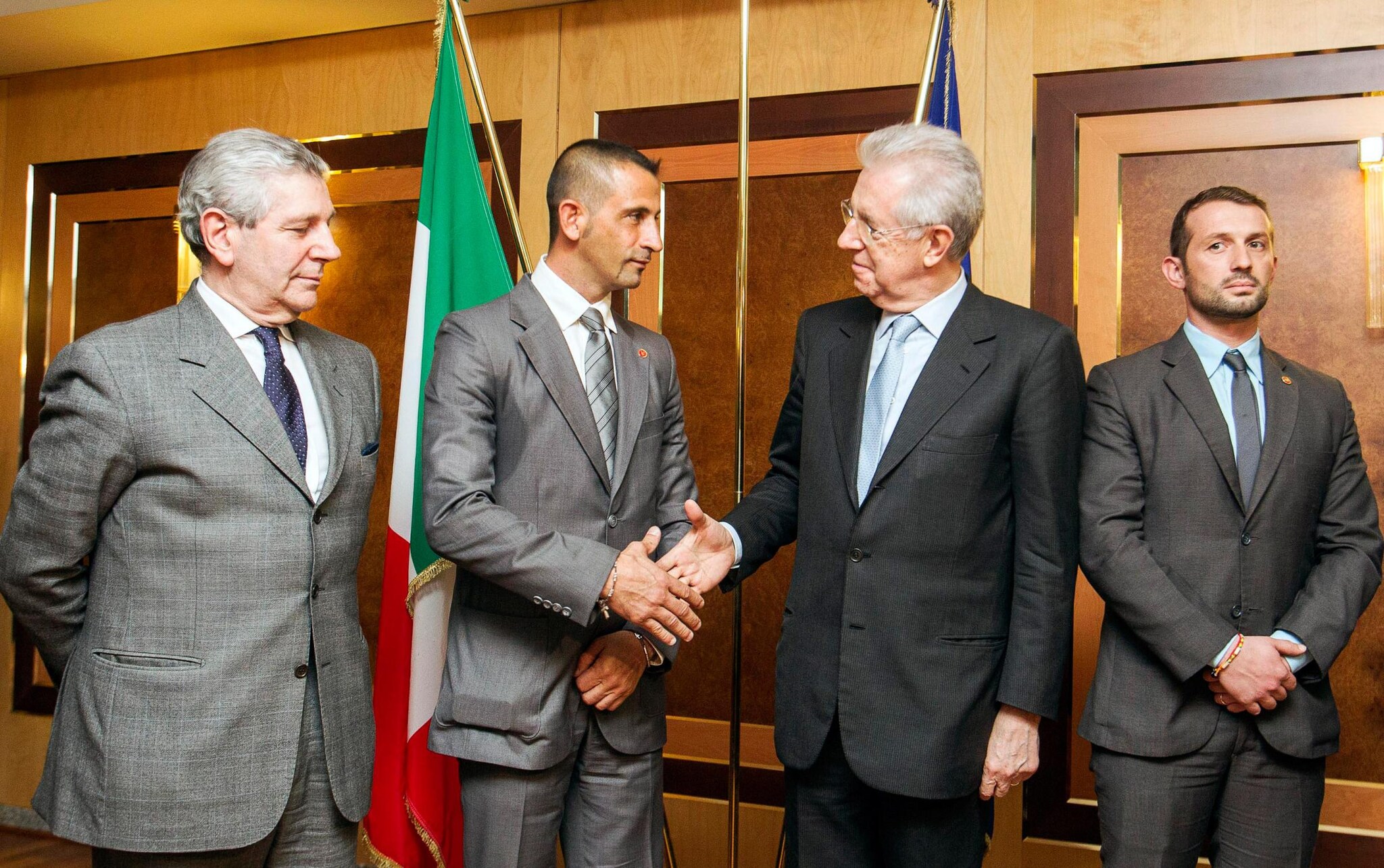 Il premier e ministro degli Esteri ad interim Mario Monti ha avuto oggi una conversazione telefonica con il ministro Salman Khurshid in merito agli ultimi sviluppi del caso di Latorre e Girone. Le indagini sono ora in mano alla Nia.