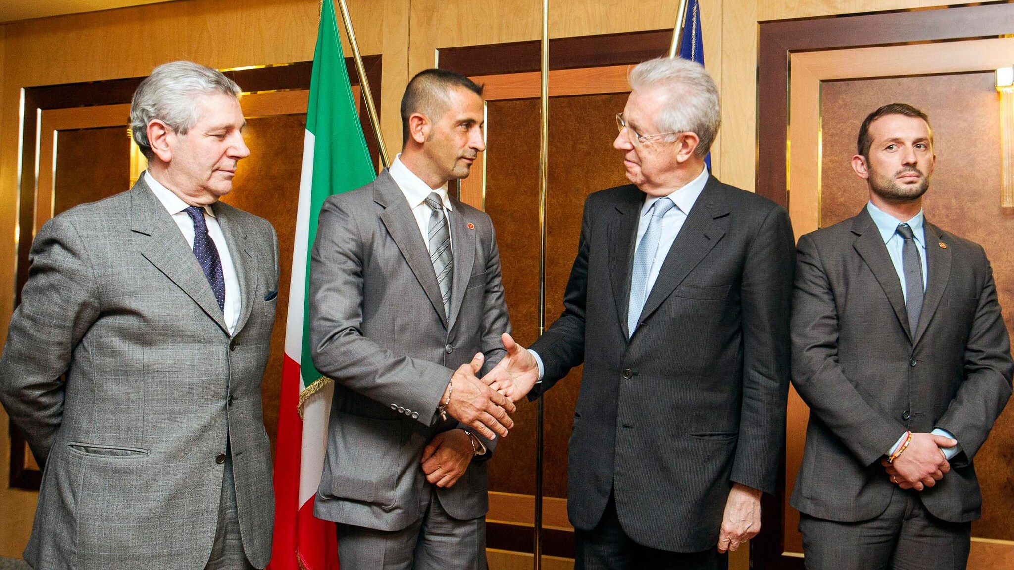 Il premier e ministro degli Esteri ad interim Mario Monti ha avuto oggi una conversazione telefonica con il ministro Salman Khurshid in merito agli ultimi sviluppi del caso di Latorre e Girone. Le indagini sono ora in mano alla Nia.