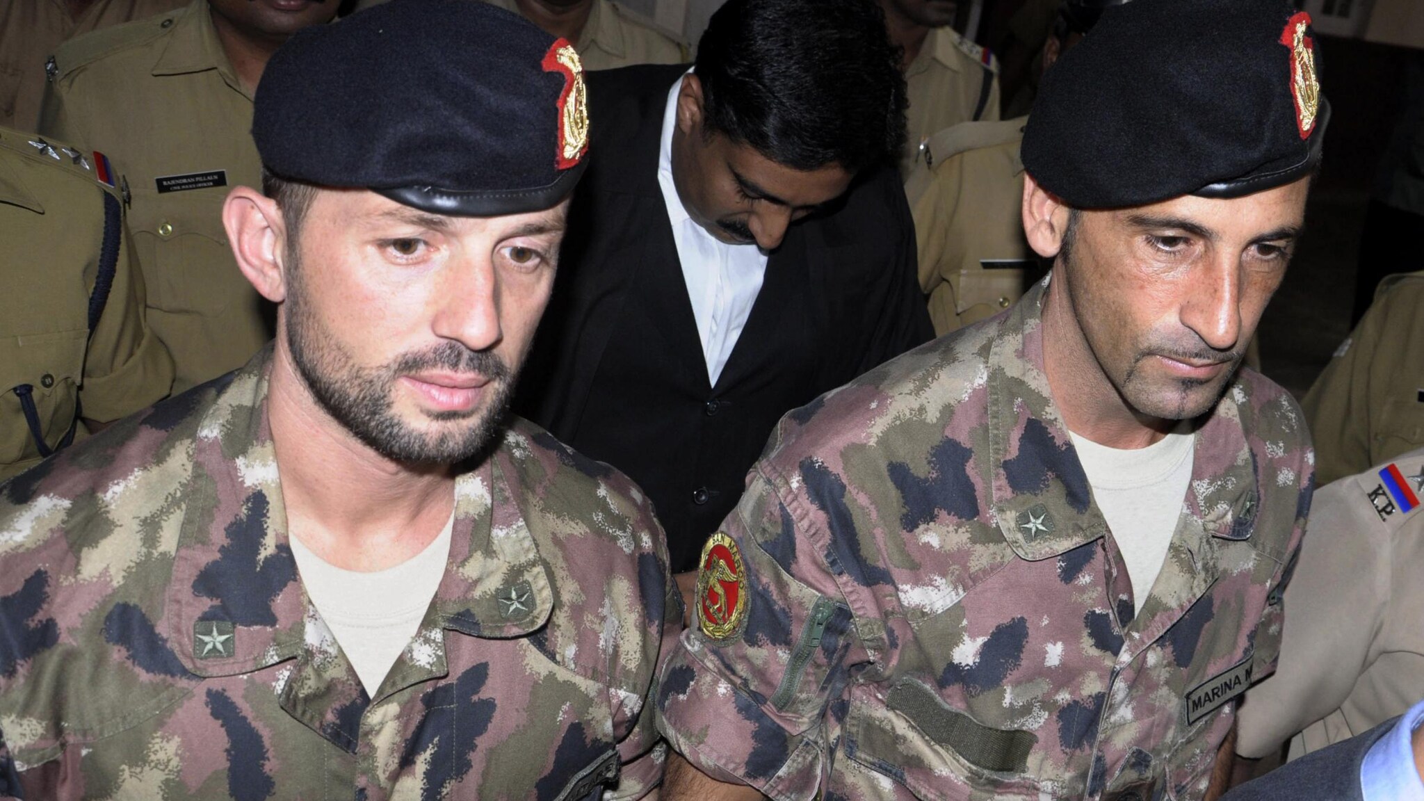 Salman Kurshid ha parlato del caso di Latorre e Girone nel corso di una visita a Mosca dove ha ricordato che nella legge indiana esiste “un’attenuante molto cruciale, quella della buona fede”. Per i due marò sarebbe scongiurata la pena di morte.