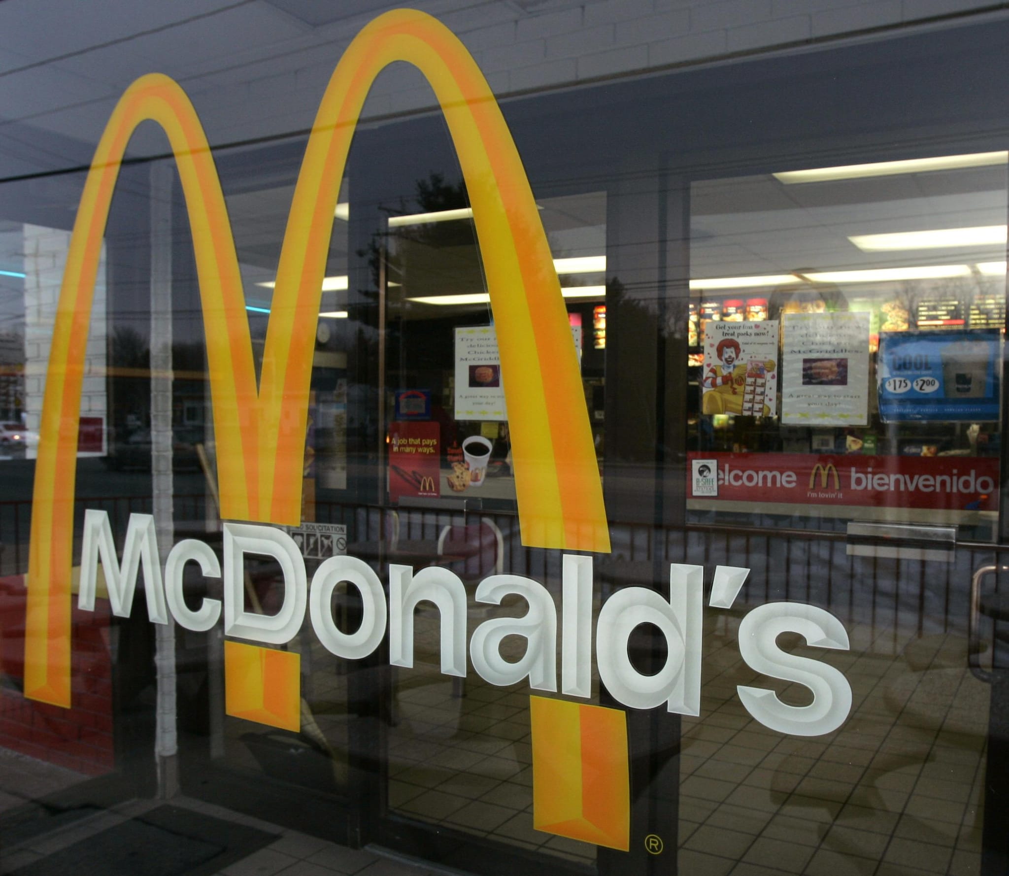 L’hamburger Mc Donald’s costerà quanto un caffè, scenderà dunque sotto la soglia di un euro senza cambiare ricetta e qualità. Lo afferma l’azienda che spiega: “In un momento difficile come quello che l’Italia sta attraversando, un segnale concreto di vicinanza ai consumatori”. 