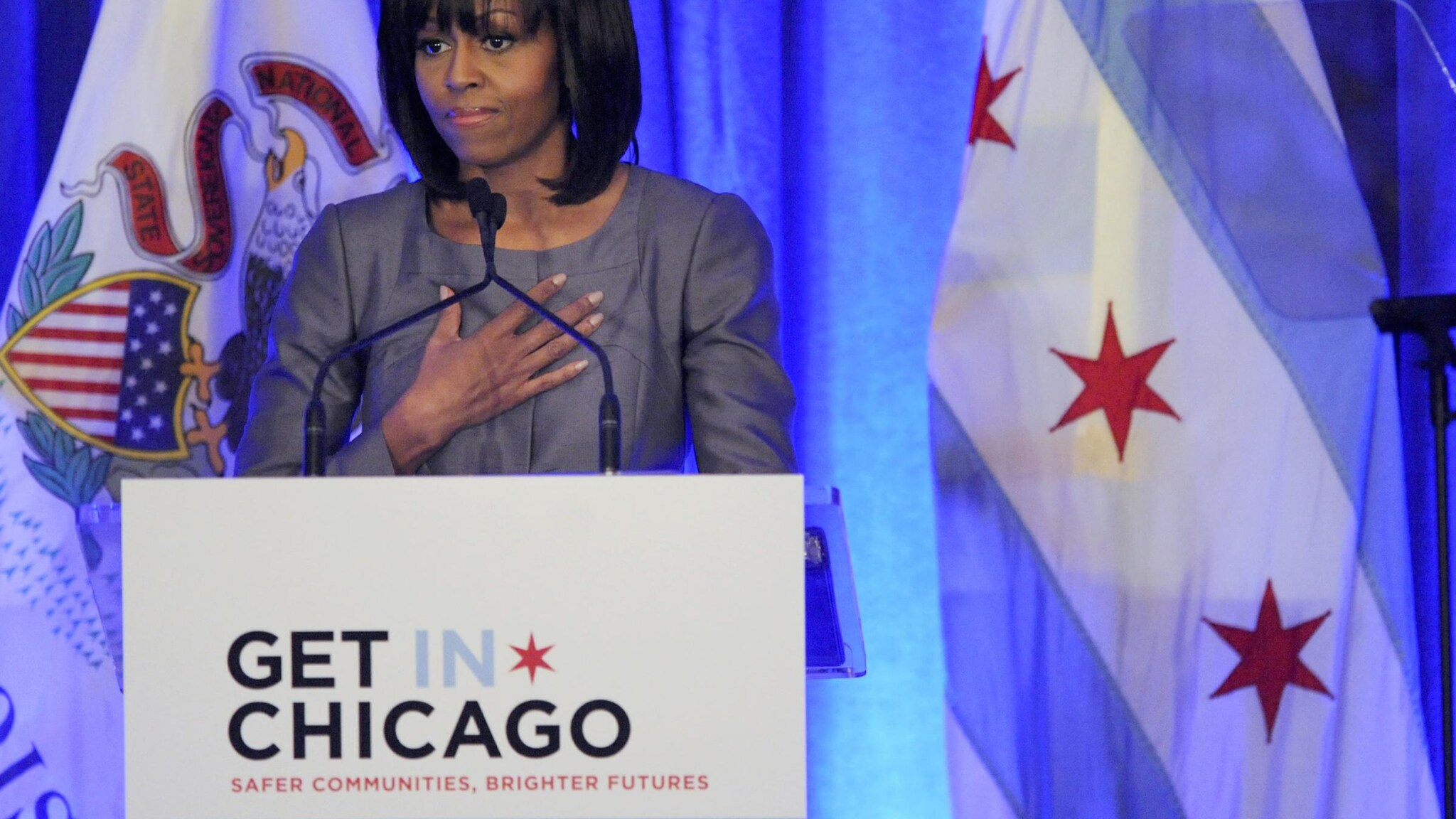 Anche la first lady scende in campo, a Chicago, per parlare del problema delle armi nel Paese. Lo ha fatto ricordando l’uccisione di una majorette. Intanto la legge per una maggiore regolamentazione delle armi da fuoco è in discussione al senato.