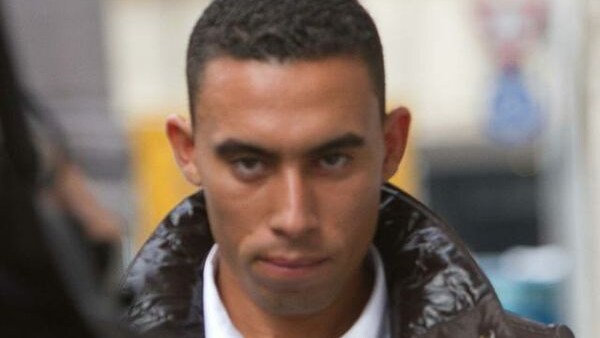 L’operaio marocchino non è più indagato per omicidio, ma per favoreggiamento verso ignoti. Bocche cucite sul contenuto dell’interrogatorio. Intanto una testimonianza conferma “la pista di Gorno”.