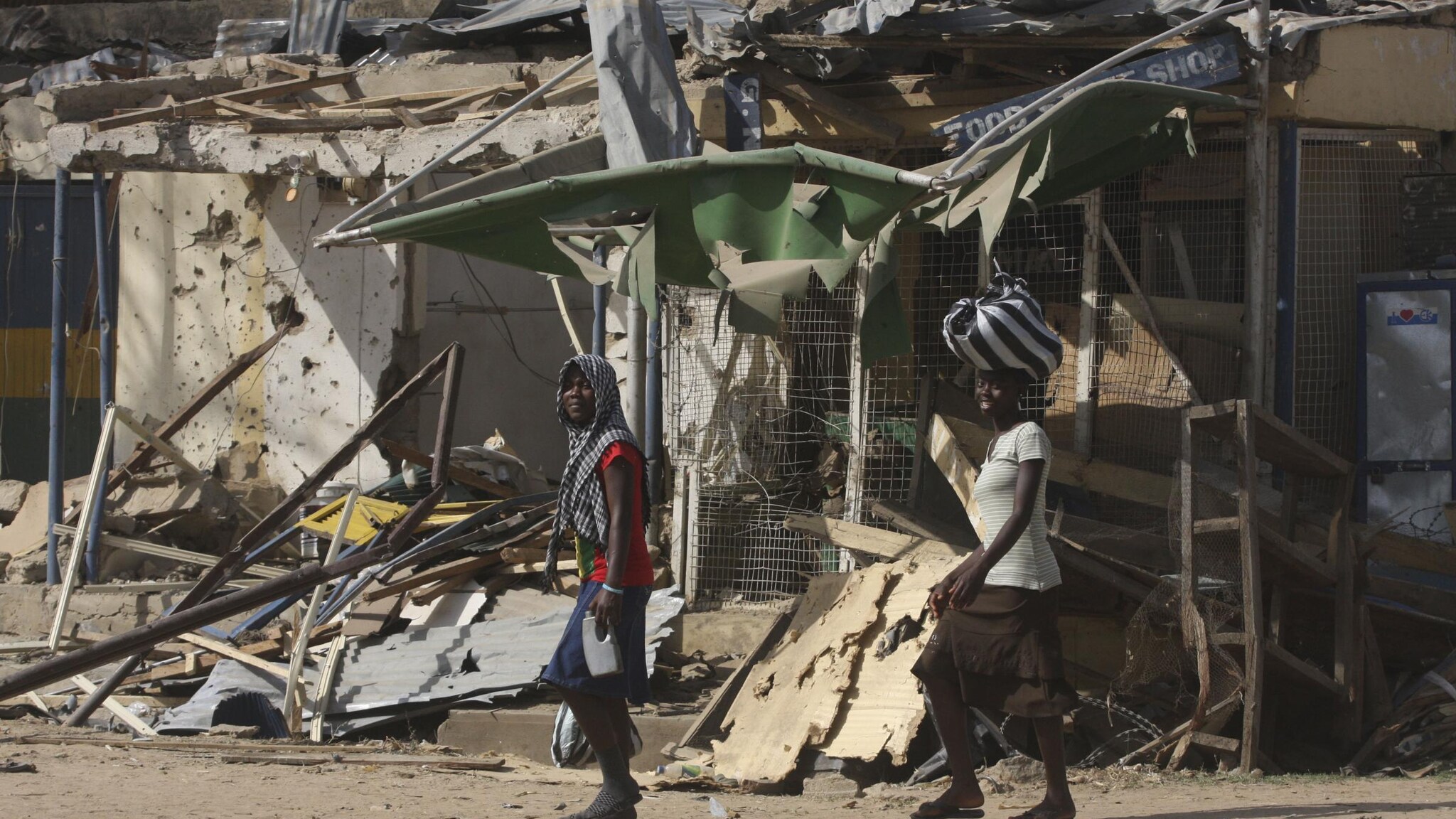 I corpi di almeno 185 persone sono stati trovati venerdì scorso dopo gli scontri avvenuti nel nordest del Paese tra l’esercito e gli estremisti islamici di Boko Haram. Tra le vittime potrebbero esserci anche molti civili.