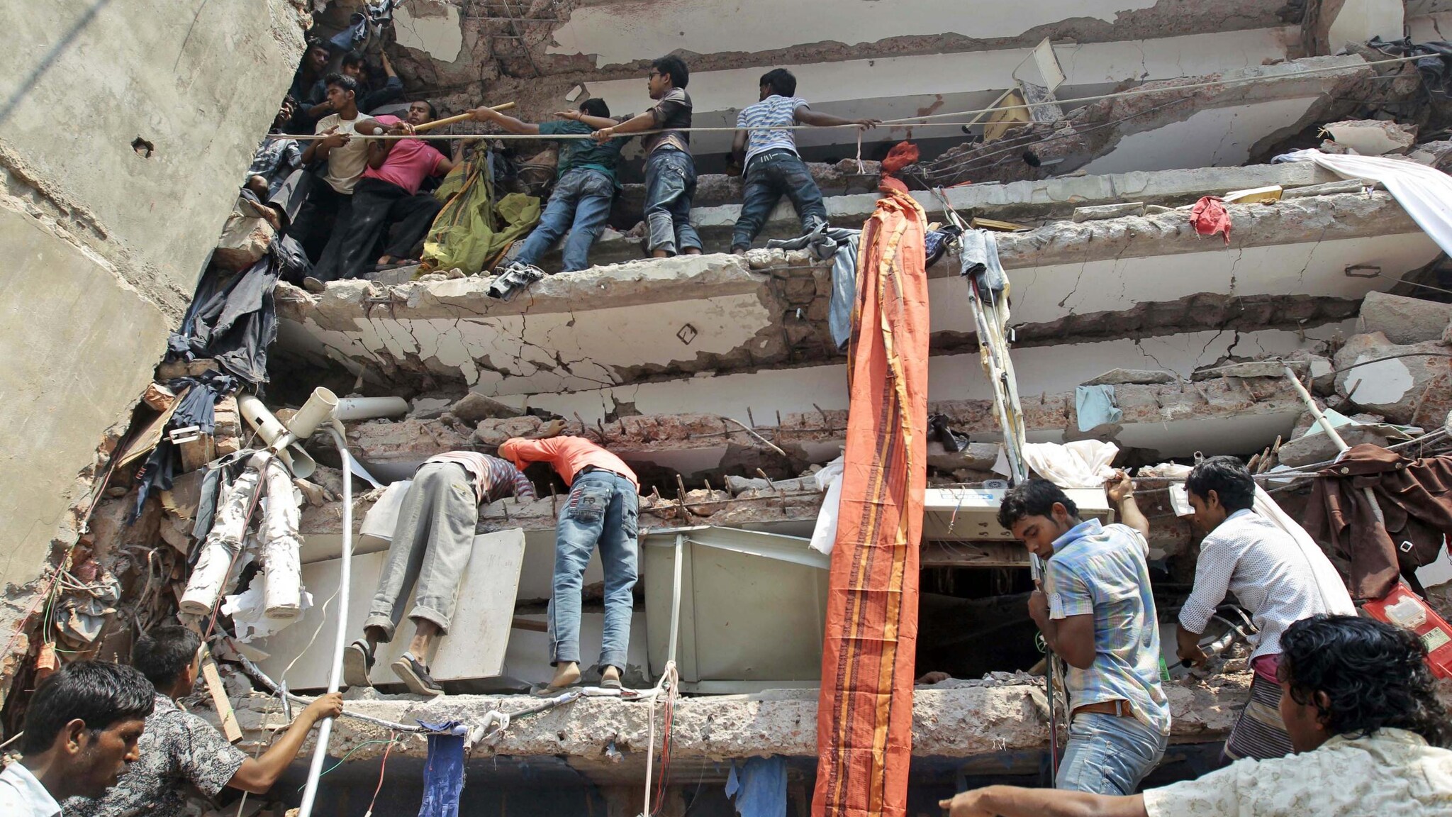 Ieri il crollo di un edificio di 8 piani a Dacca ha seppellito sotto le macerie centinaia di persone. Si continua a scavare mentre sale inesorabilmente il numero dei cadaveri ritrovati.