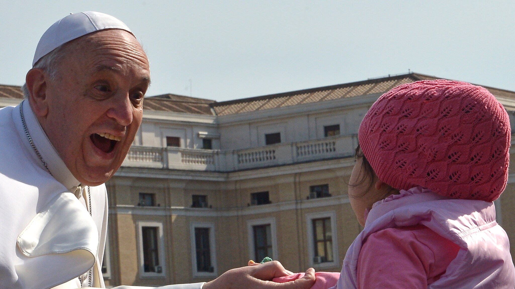 Il saluto di Francesco alle rappresentanti del movimento “Nonne di Plaza de Mayo” al termine dell’udienza generale del mercoledì. Il presidente dell’associazione: “Abbiamo parlato, ci ha baciato, nessun protocollo particolare”.