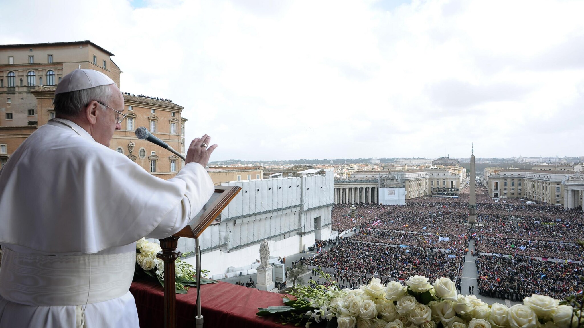 Il lunedì dell'Angelo in piazza San Pietro si apre con il “Regina Coeli” di Papa Francesco: ad ascoltare il Pontefice ci sono ancora migliaia di fedeli. “Preghiamo insieme alla Madonna, senza la grazia non possiamo nulla”.