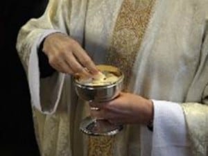 La chiesa è stata chiusa lo scorso 15 marzo sulla base di un provvedimento del Comune di Napoli che ne ha vietato l’esercizio del culto per una lesione sulla facciata. Ma don Franco Rapullino ha deciso, stamane, di accogliere lo stesso “il quartiere smarrito”.
