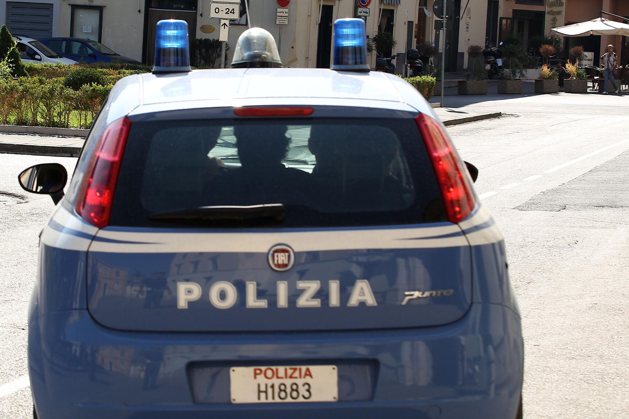 Un ragazzo di 24 anni è stato aggredito a martellate perché stava guardando un sito con immagini di altri uomini. Prima è stato aggredito verbalmente, poi picchiato. La polizia cerca l’aggressore.