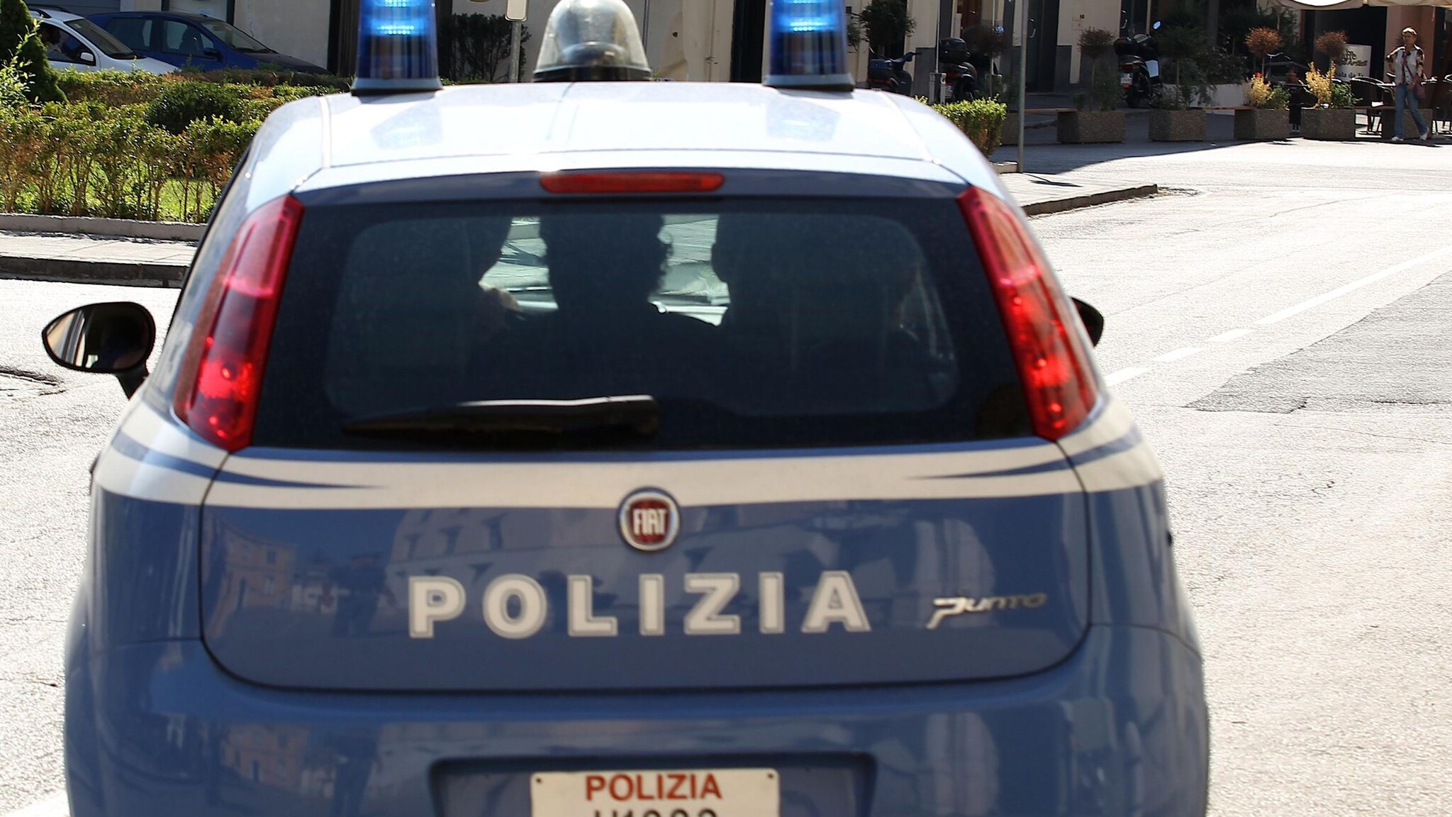 Un ragazzo di 24 anni è stato aggredito a martellate perché stava guardando un sito con immagini di altri uomini. Prima è stato aggredito verbalmente, poi picchiato. La polizia cerca l’aggressore.