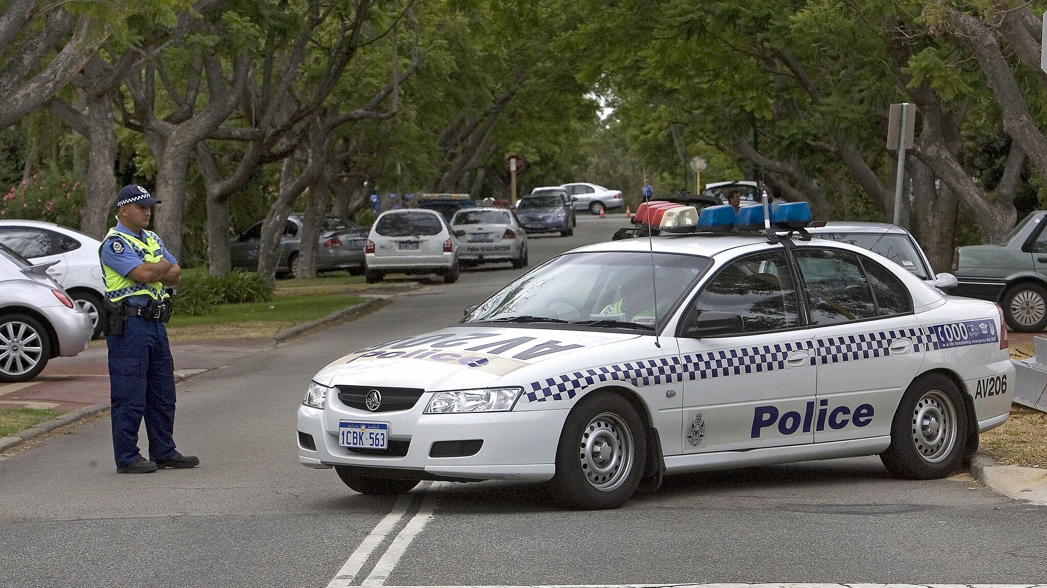 La tragedia, secondo quanto riportano fonti estere, è avvenuta a Perth dove una mamma di 22 anni si è “giustificata” dicendo di aver trascorso la notte in bianco per poi crollare dalla stanchezza. I piccoli avevano 10 mesi e due anni.