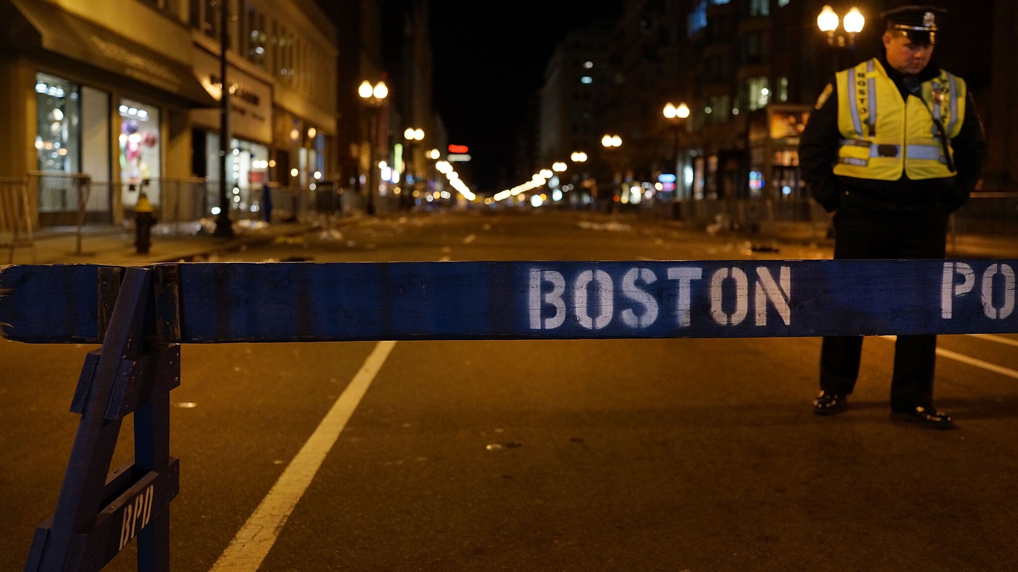 Due esplosioni alle 14.50 ora locali a distanza di pochi secondi l’una dall’altra, al traguardo della maratona di Boston. Il bilancio dei morti accertati è fermo a 3, tra cui un bambino di 8 anni. Più di 100 i feriti, tante persone hanno perso le gambe. Nessun italiano sarebbe coinvolto.