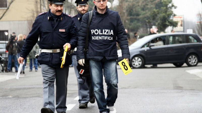 Le due ragazzine di Udine che si sono costituite dicendo di aver strangolato Mirco Sacher, un uomo trovato senza vita in un campo, per ora restano in una struttura protetta per minori. Il difensore: “Sono poco più che bambine, situazione delicata”.