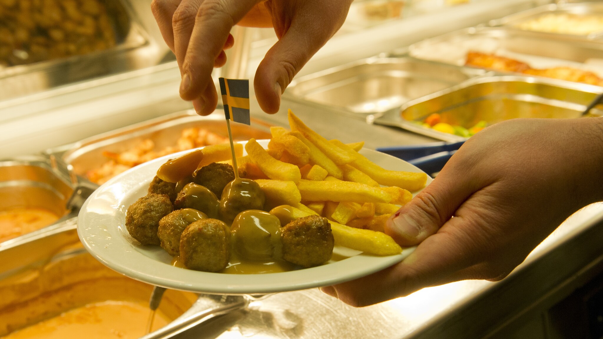 Le polpette già una volta ritirate dal mercato in seguito allo scandalo carne di cavallo sono ora al centro di una nuova vicenda in Francia. Due adulti e tre bambini si sono sentiti male dopo aver pranzato in un ristorante vicino Parigi, Ikea ha ritirato il prodotto in tutto il Paese.