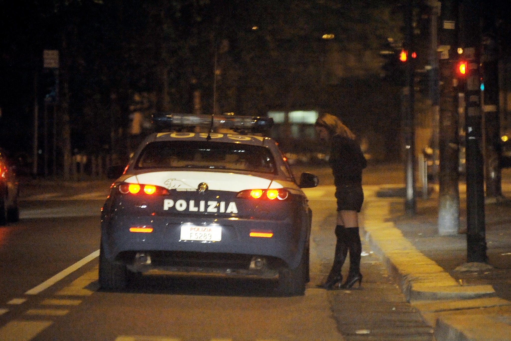 Una prostituta romena di 32 anni è stata arrestata sabato dalla polizia con l’accusa di estorsione: ricattava un vecchietto riminese, l’uomo convinto a sporgere denuncia dalla figlia.