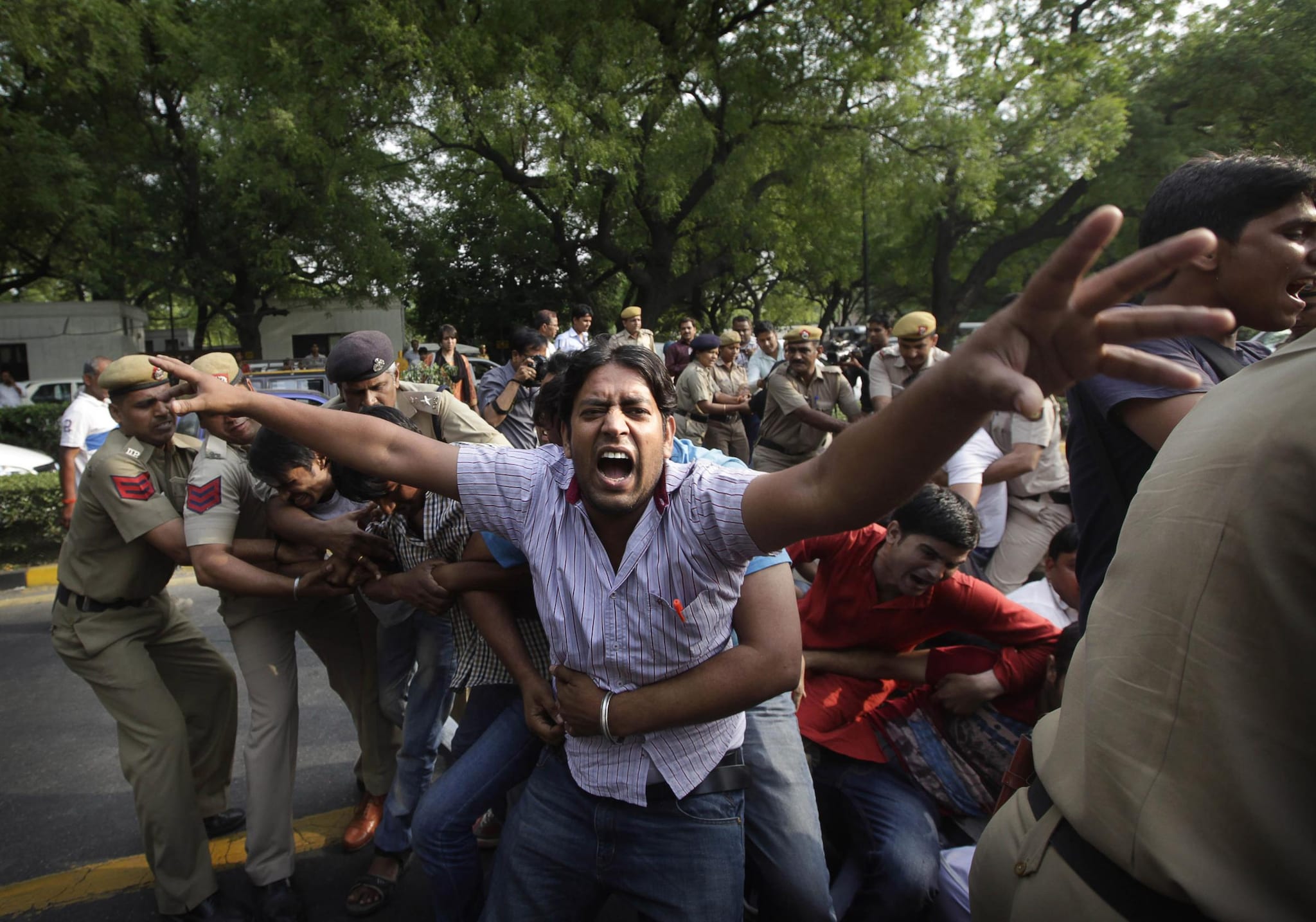 Non ce l’ha fatta e si è spenta dopo 10 giorni di coma una bambina vittima dell’ennesimo stupro di gruppo in India. Come riferisce il “Times of India”, la piccola aveva subito gravi danni cerebrali.