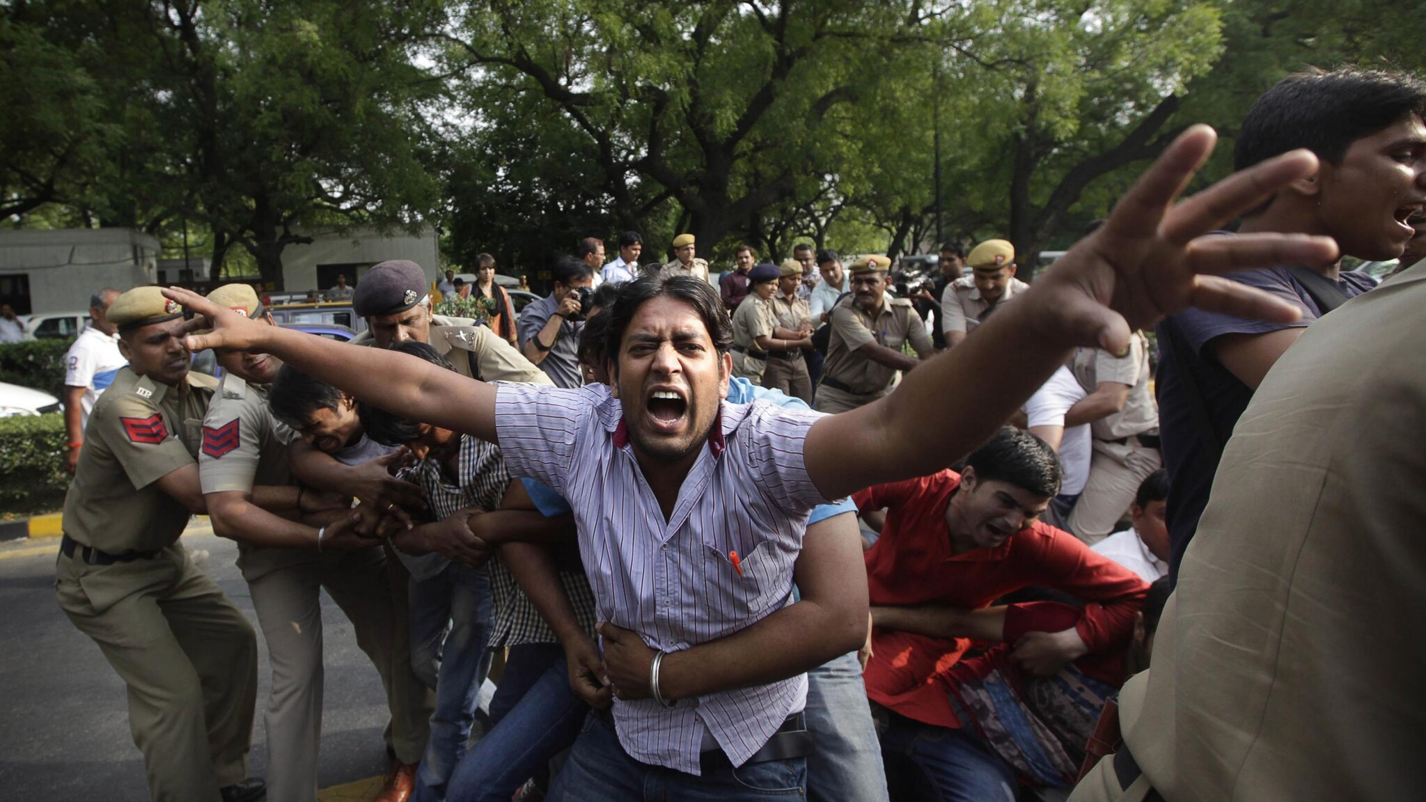 Non ce l’ha fatta e si è spenta dopo 10 giorni di coma una bambina vittima dell’ennesimo stupro di gruppo in India. Come riferisce il “Times of India”, la piccola aveva subito gravi danni cerebrali.